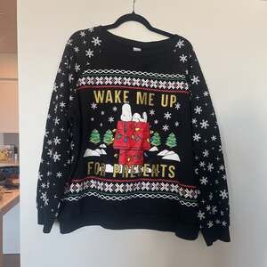 Peanuts Snoopy Wake Me Up For Presents Christmas Sweatshirt Black Women's Large